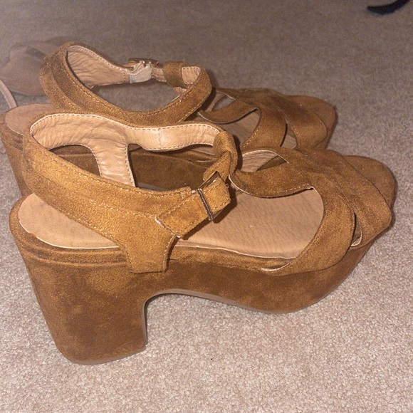 Qupid heels platforms. Brown. Size 7 - Picture 2 of 4